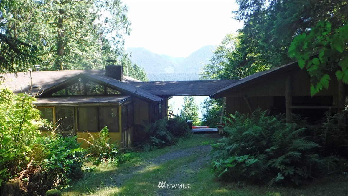 344 North Shore Amanda Park WA 98526