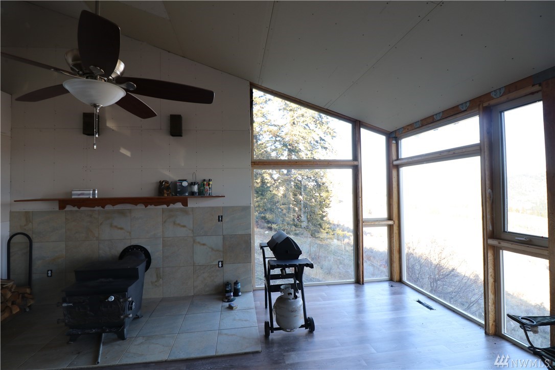 18 3rd Rd Loomis WA 98827