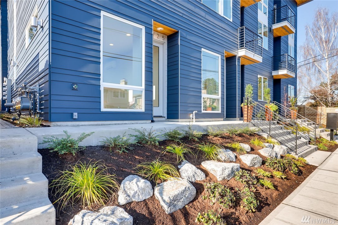 7025 42nd Ave S Unit  Seattle WA 98118