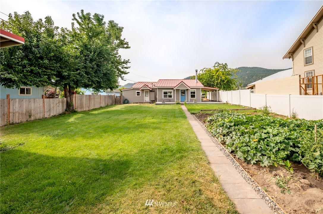 8425 Dorn St Unit  Dryden WA 98821