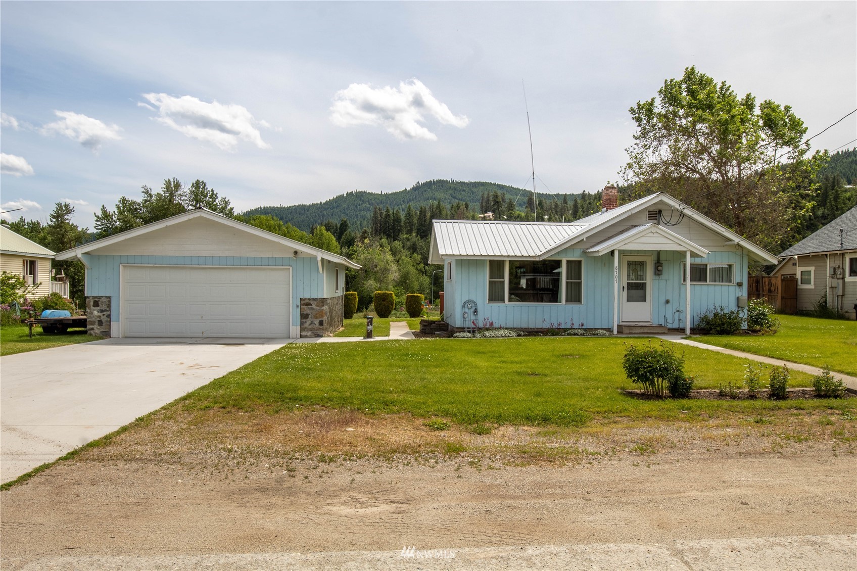 8707 School St Dryden WA 98821