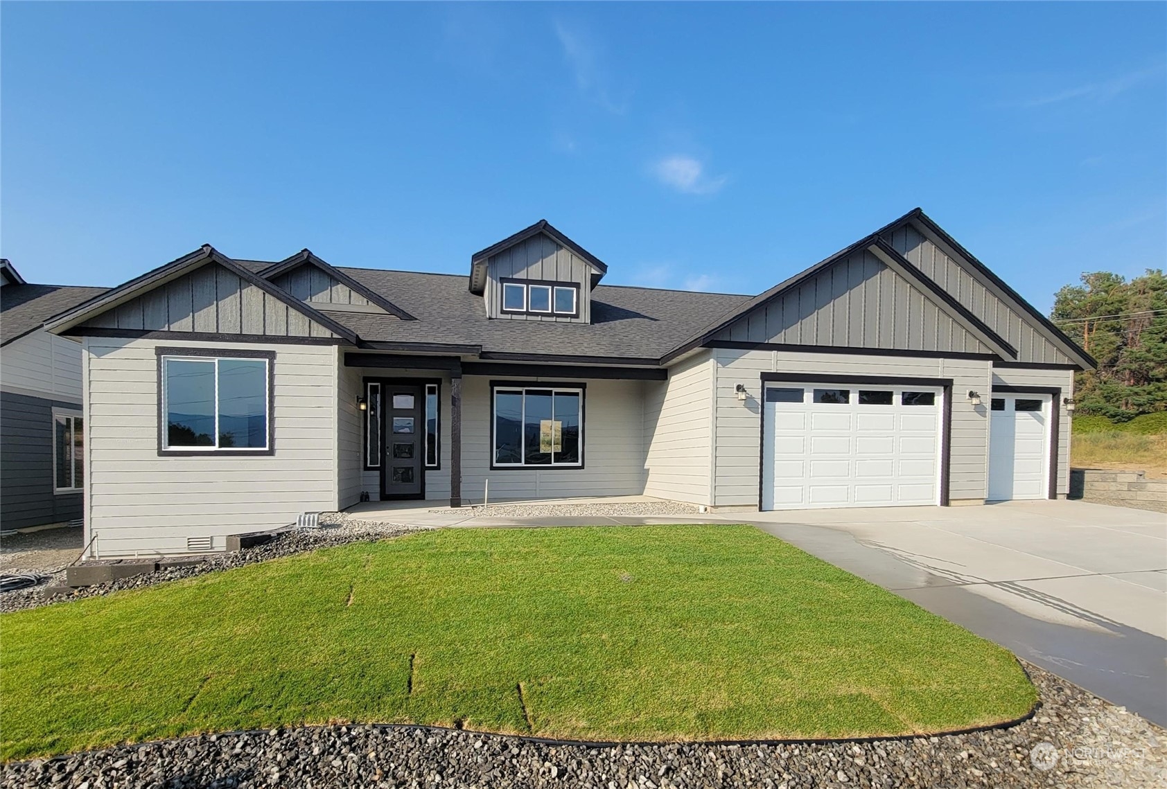 819 N Newport Loop Unit  East Wenatchee WA 98802
