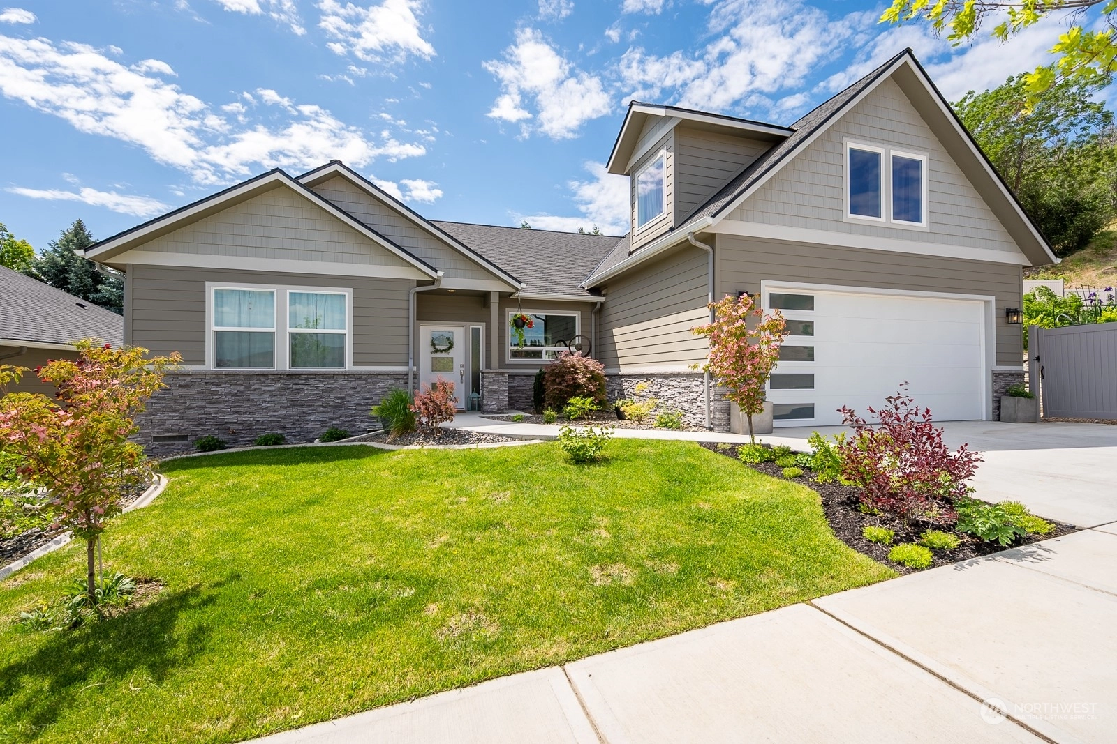 949 Spring Mountain Dr Wenatchee WA 98801