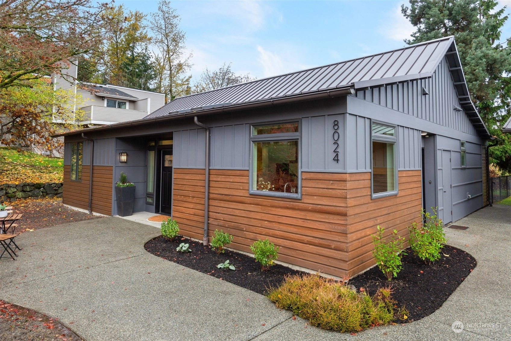 8024 NE 28th St Hunts Point WA 98004