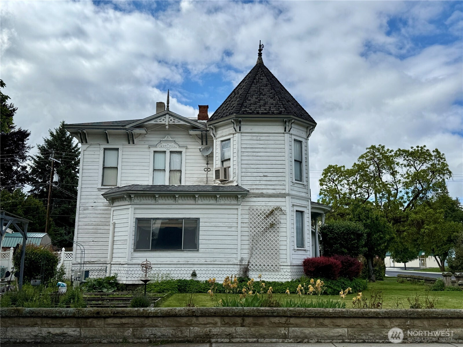 303 307 N 3rd St Dayton WA 99328