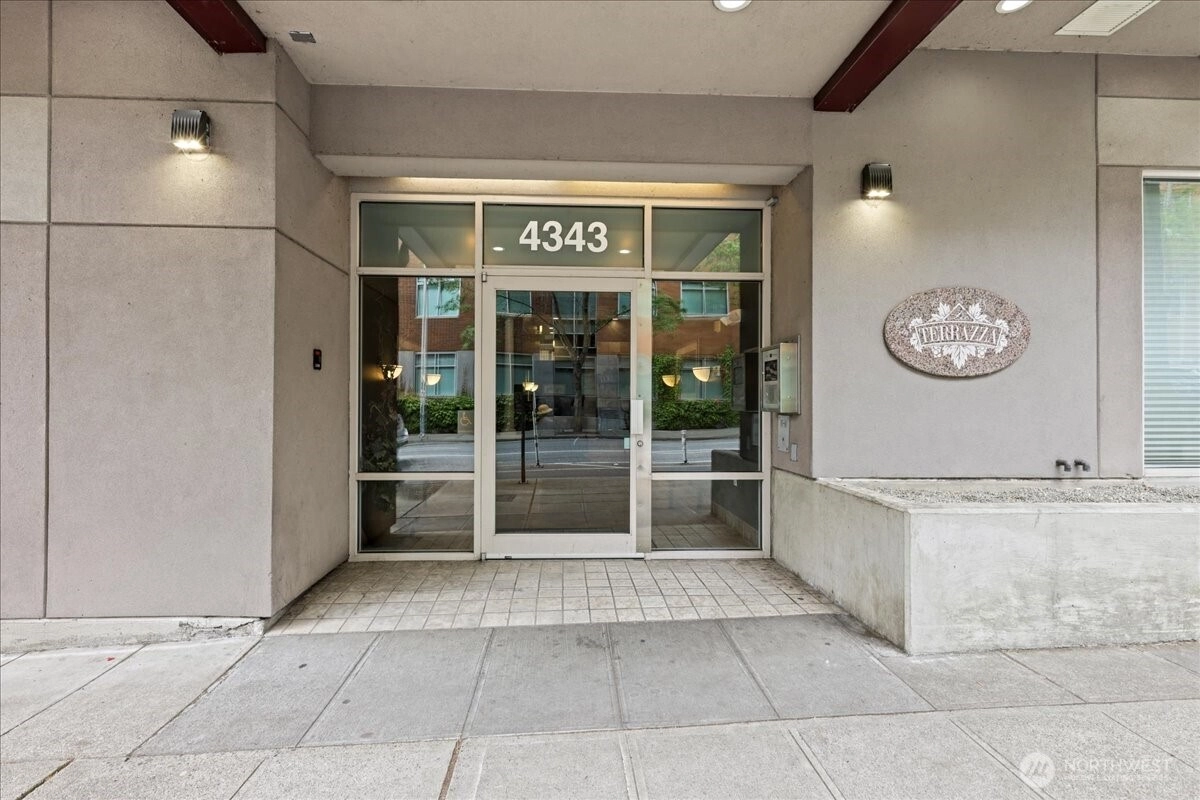 4343 Roosevelt Way NE Unit 102 Unit 102 Seattle WA 98105