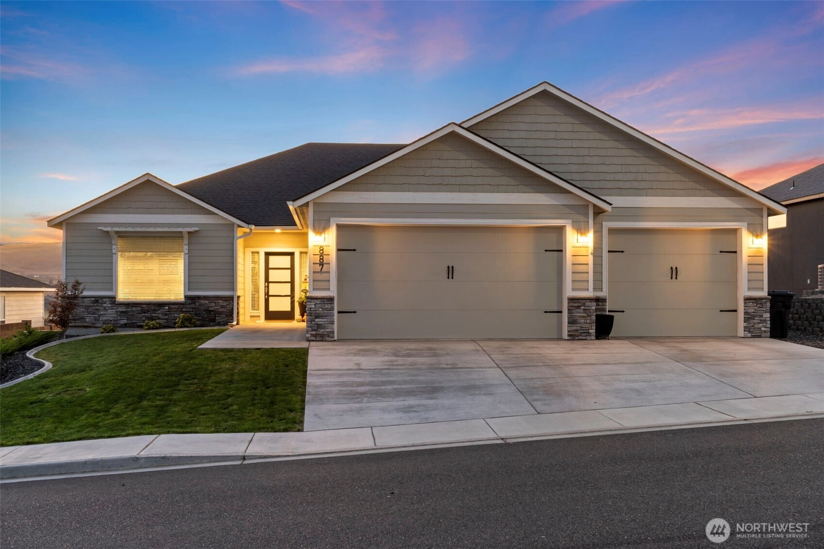 887 Waylon Dr West Richland WA 99353
