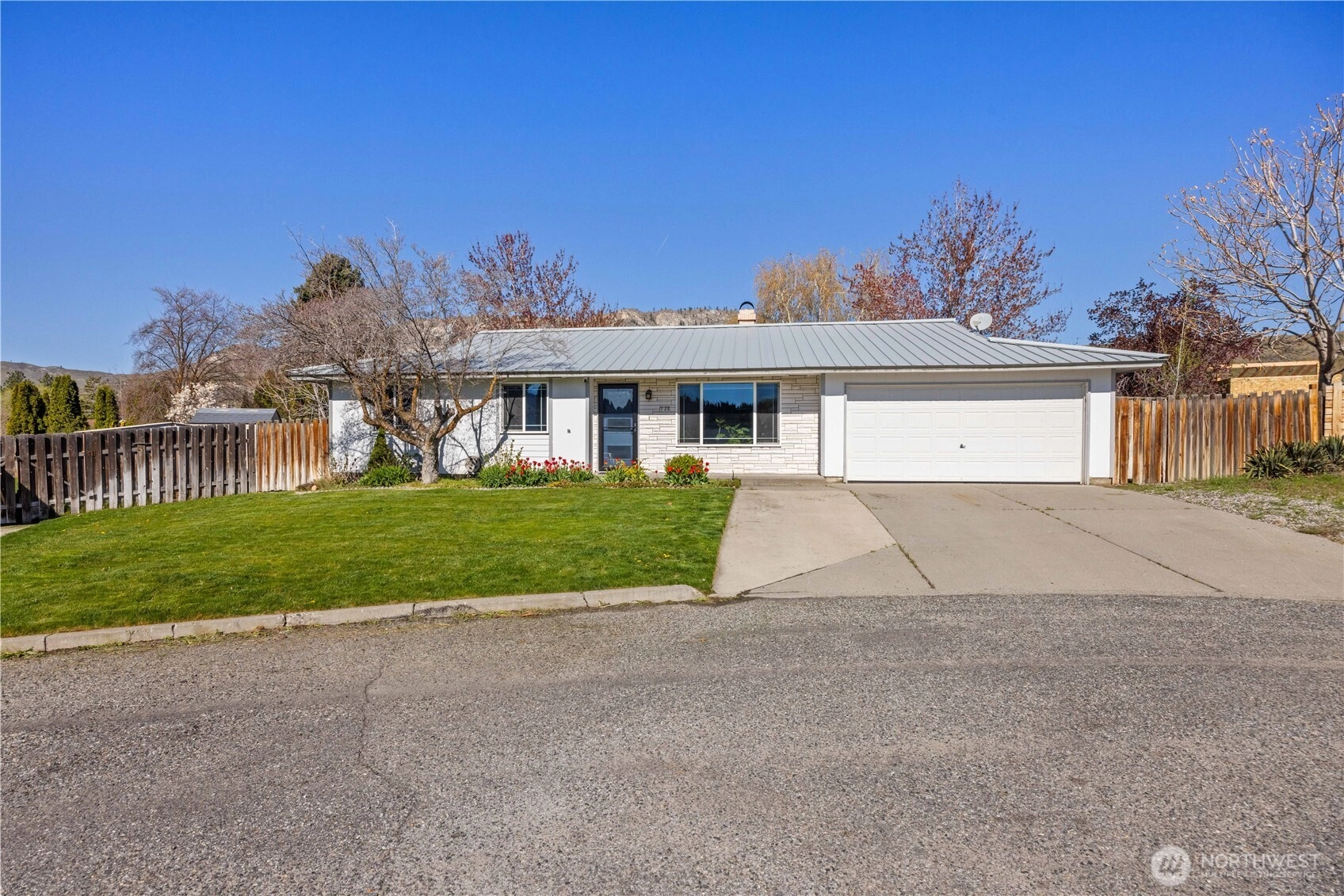 928 Selkirk Pl Unit  Brewster WA 98812