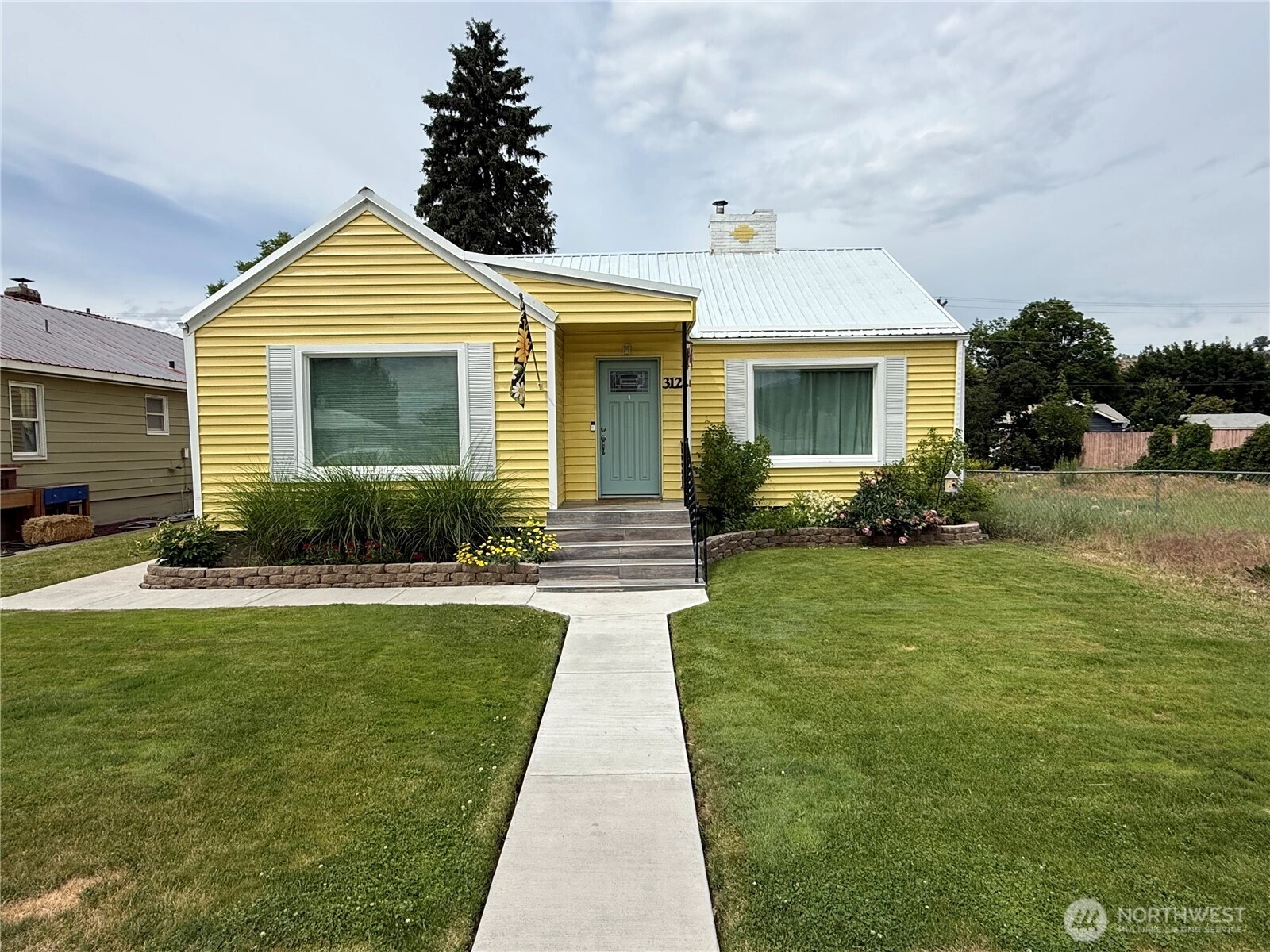 312 S Ash St Unit  Omak WA 98841