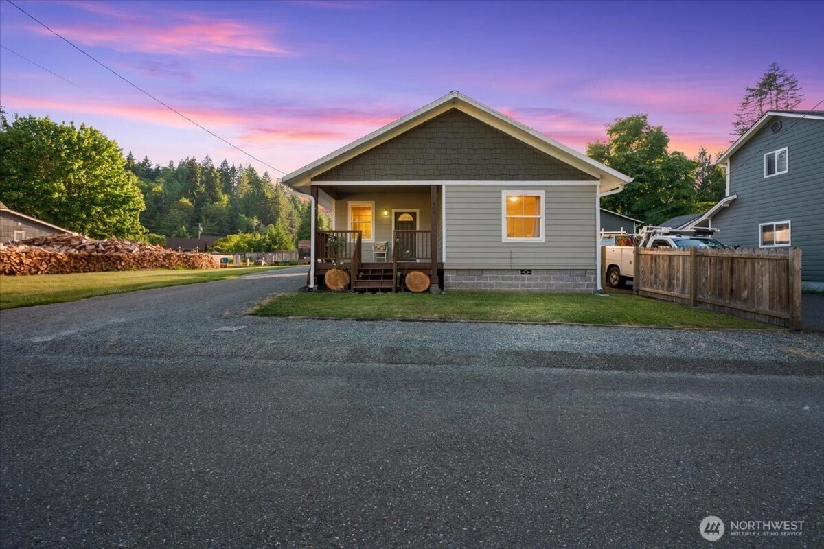406 Long St Wilkeson WA 98396