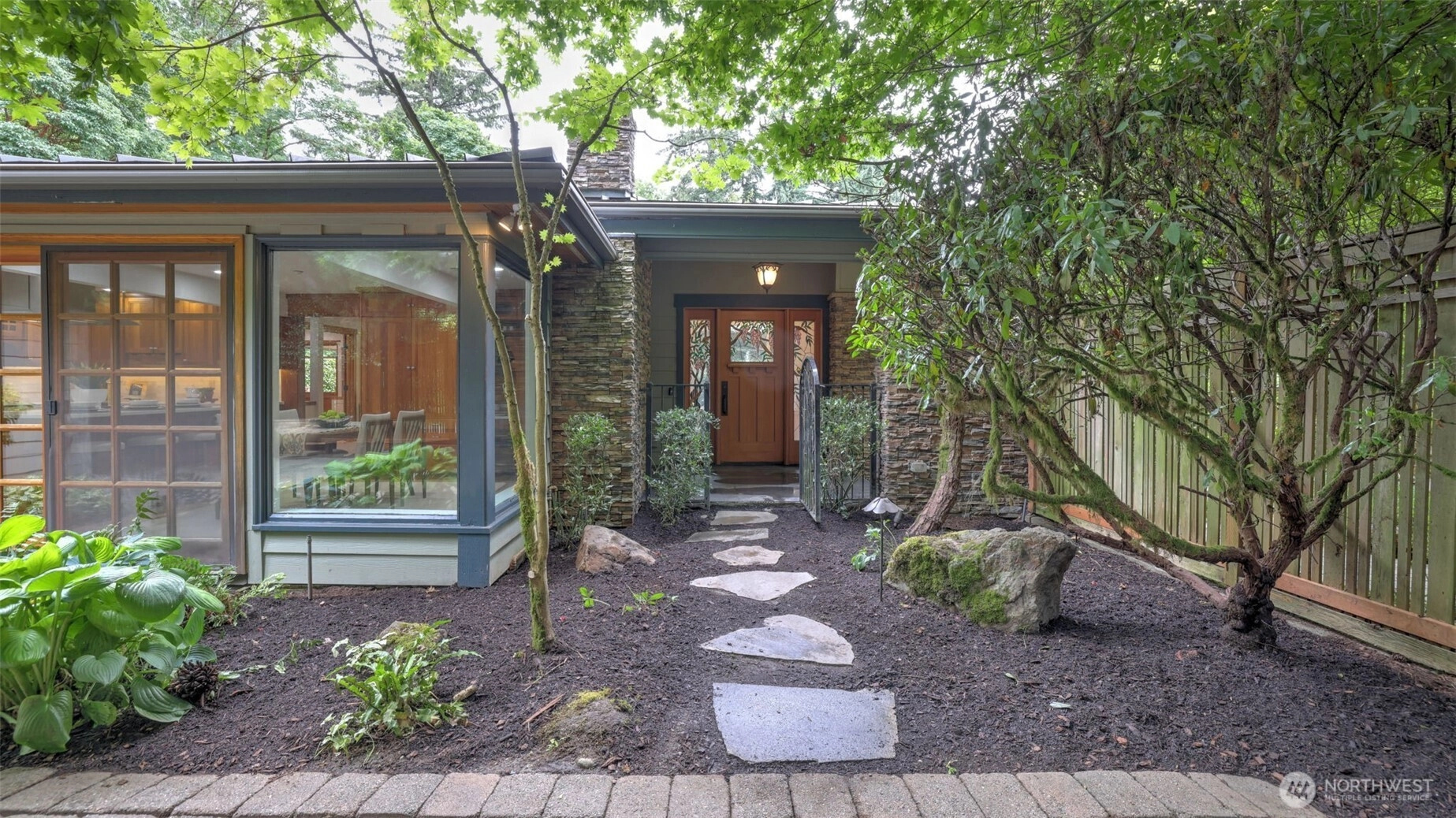 10555 SE 28th St Beaux Arts Village WA 98004