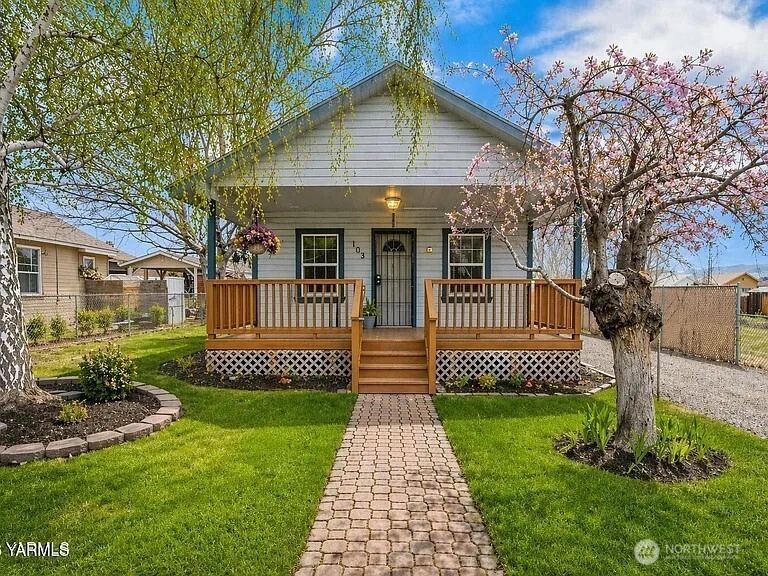 103 E Bartlett Ave Selah WA 98942