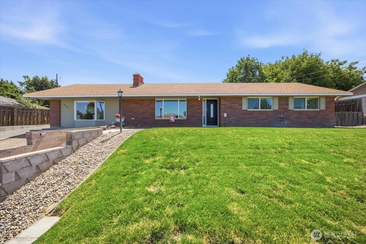 933 Vine Ave Sunnyside WA 98944