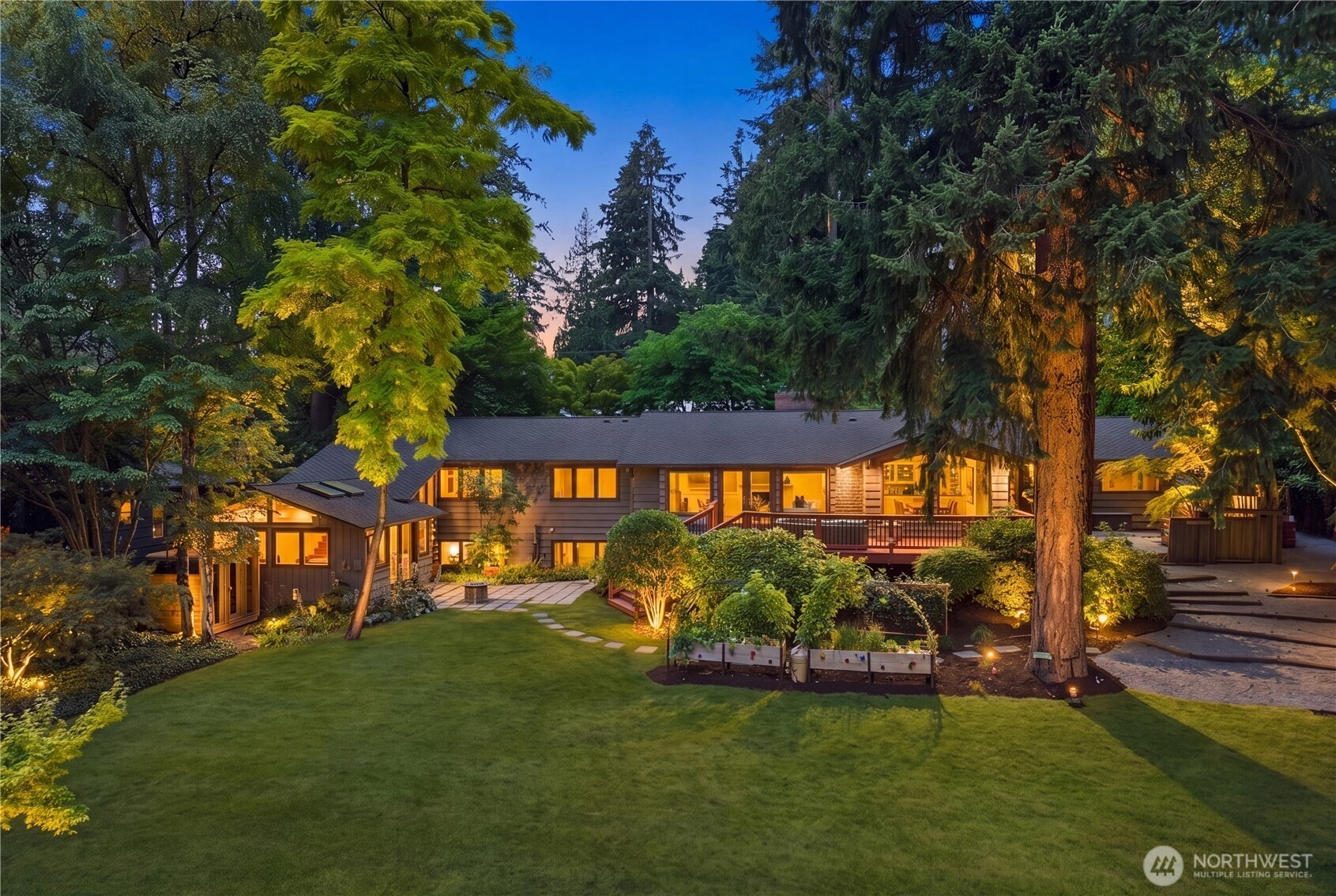 10527 SE 27th St Beaux Arts Village WA 98004